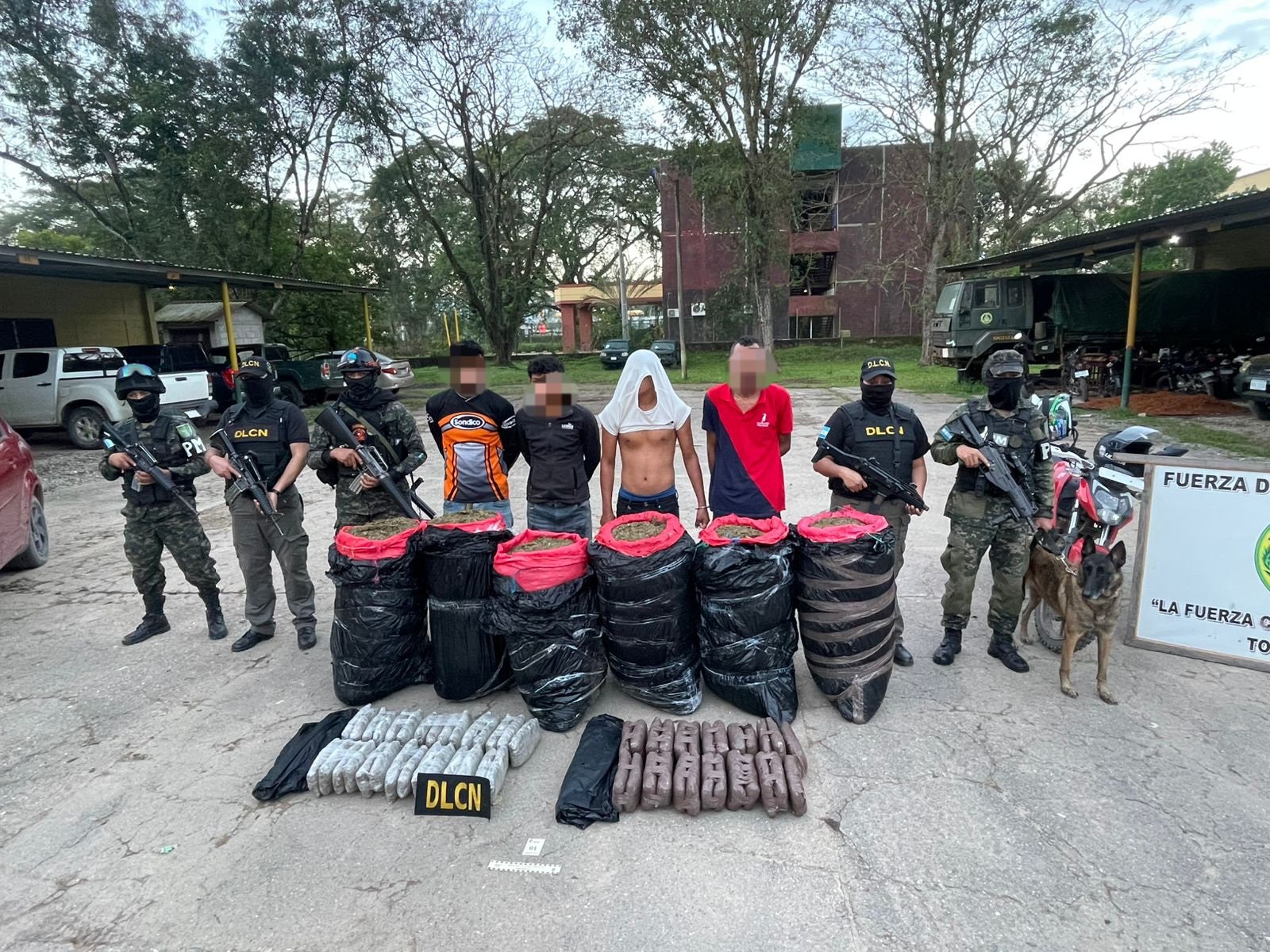 FFAA decomisan 400 libras de supuesta marihuana y detienen a cuatro personas en Colón