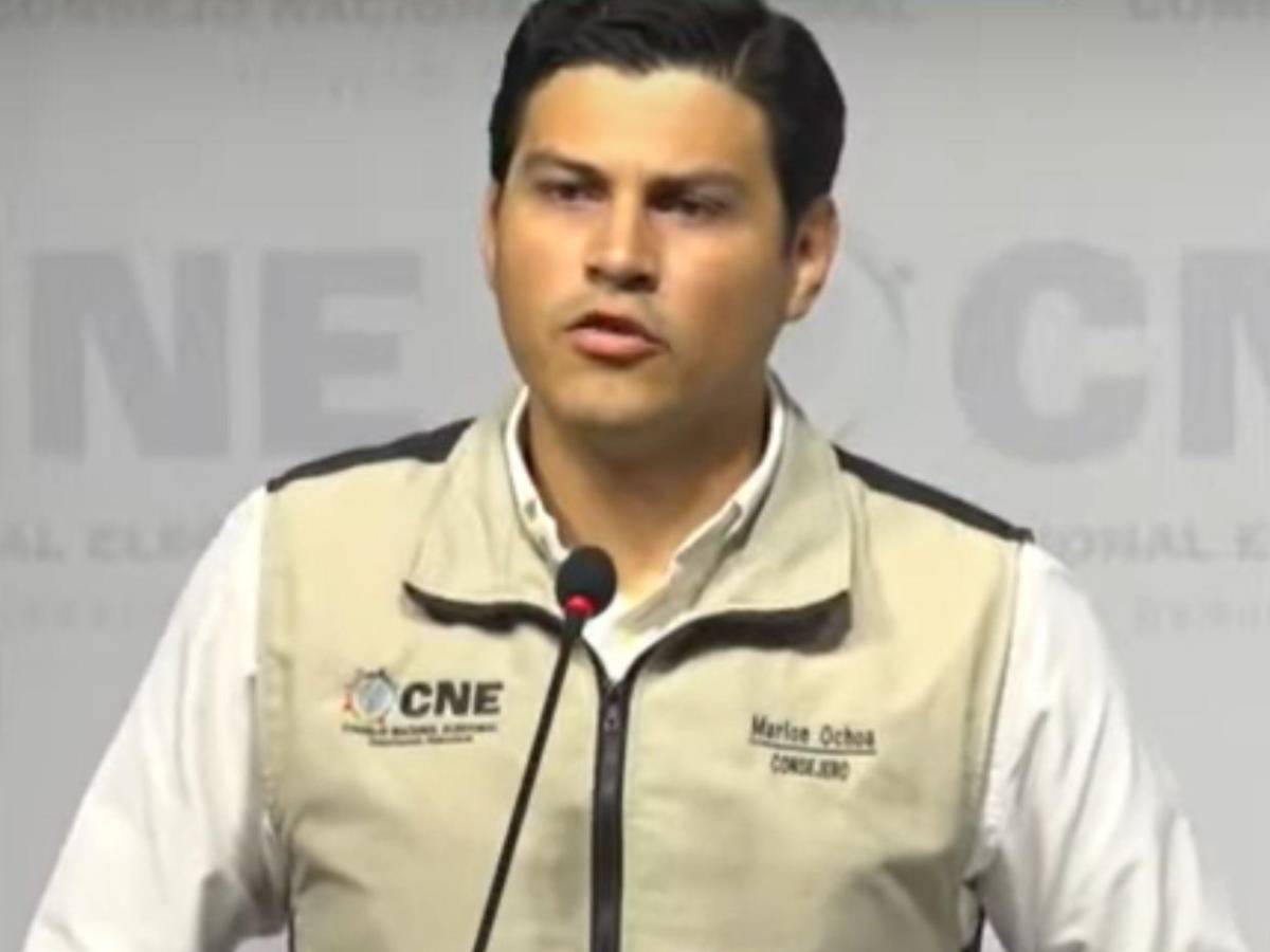 Marlon Ochoa señala incumplimiento del proveedor de transporte como causa del atraso electoral