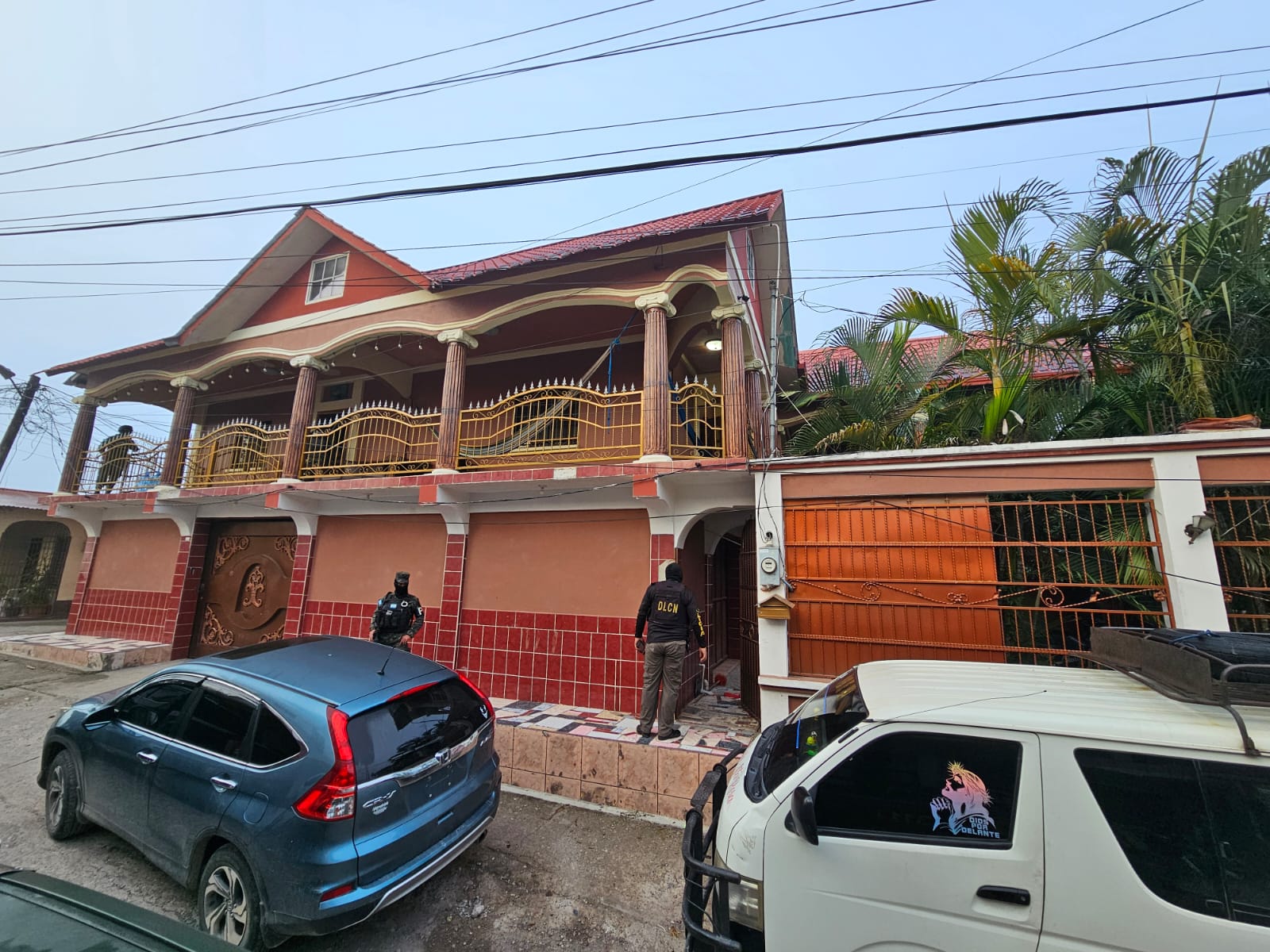 El Ministerio Público realizó cinco allanamientos en Nueva Arcadia y Florida, Copán, así como en residencial Concepción en Tegucigalpa, al extraditado y condenado a 21 años de prisión en Estados Unidos,  Mario Rogel Ubina Miranda, y otros socios de los hermanos Valle Valle