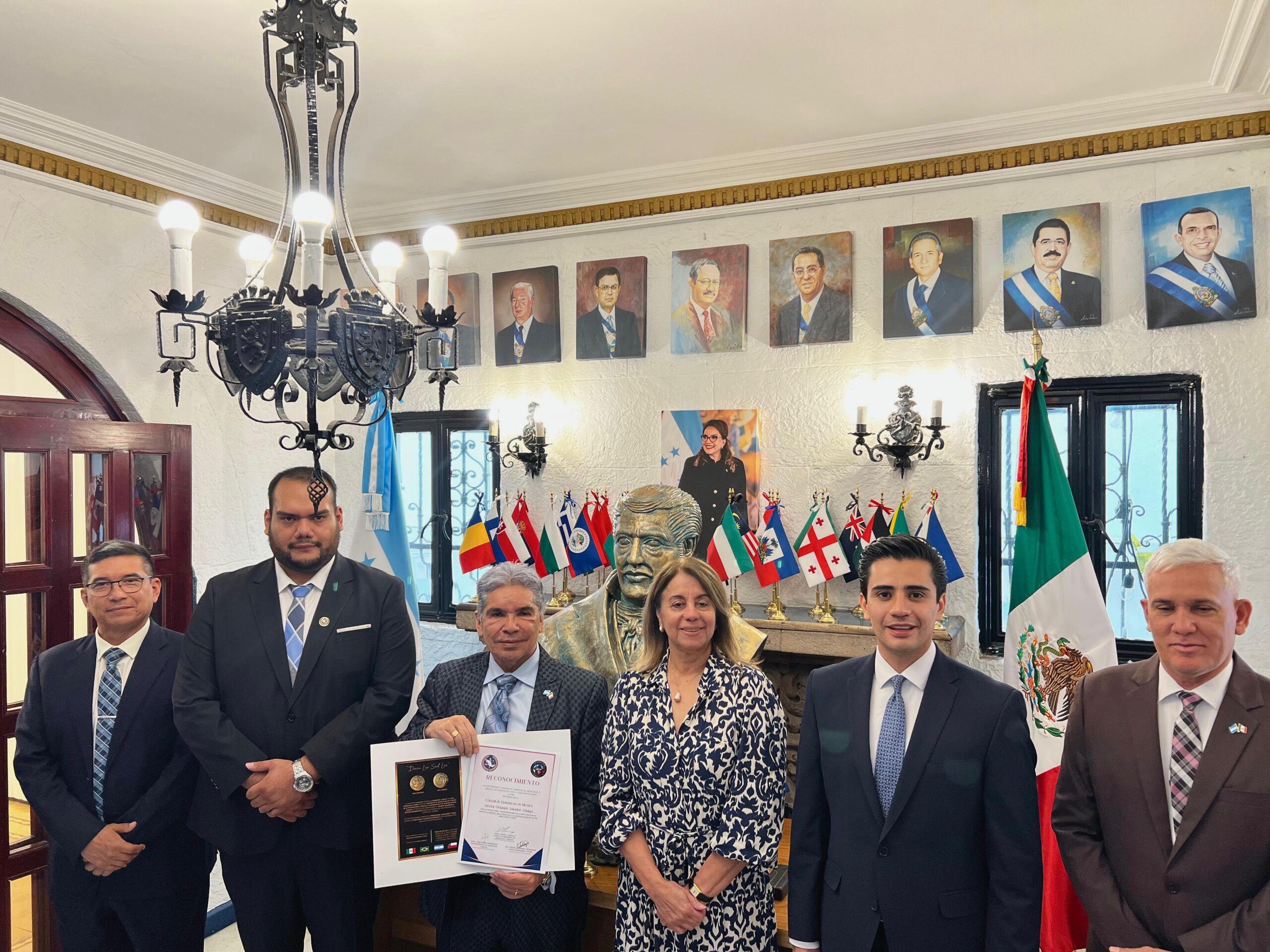Comunidad de Abogados de México otorga Máximo Galardón con Medalla de Oro al Cónsul Héctor Amador.