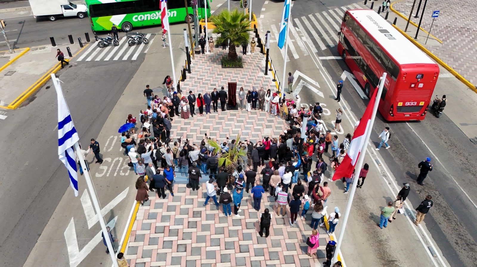 Bandera de Honduras flamea en la inauguración del “Paseo de la Fraternidad” en la Ciudad de México