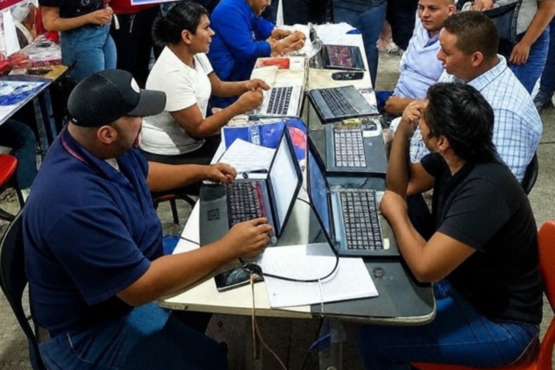 UNE Investiga: La oposición bipartidista paga fuertes sumas de dinero en granjas de bots contra Libre y Rixi