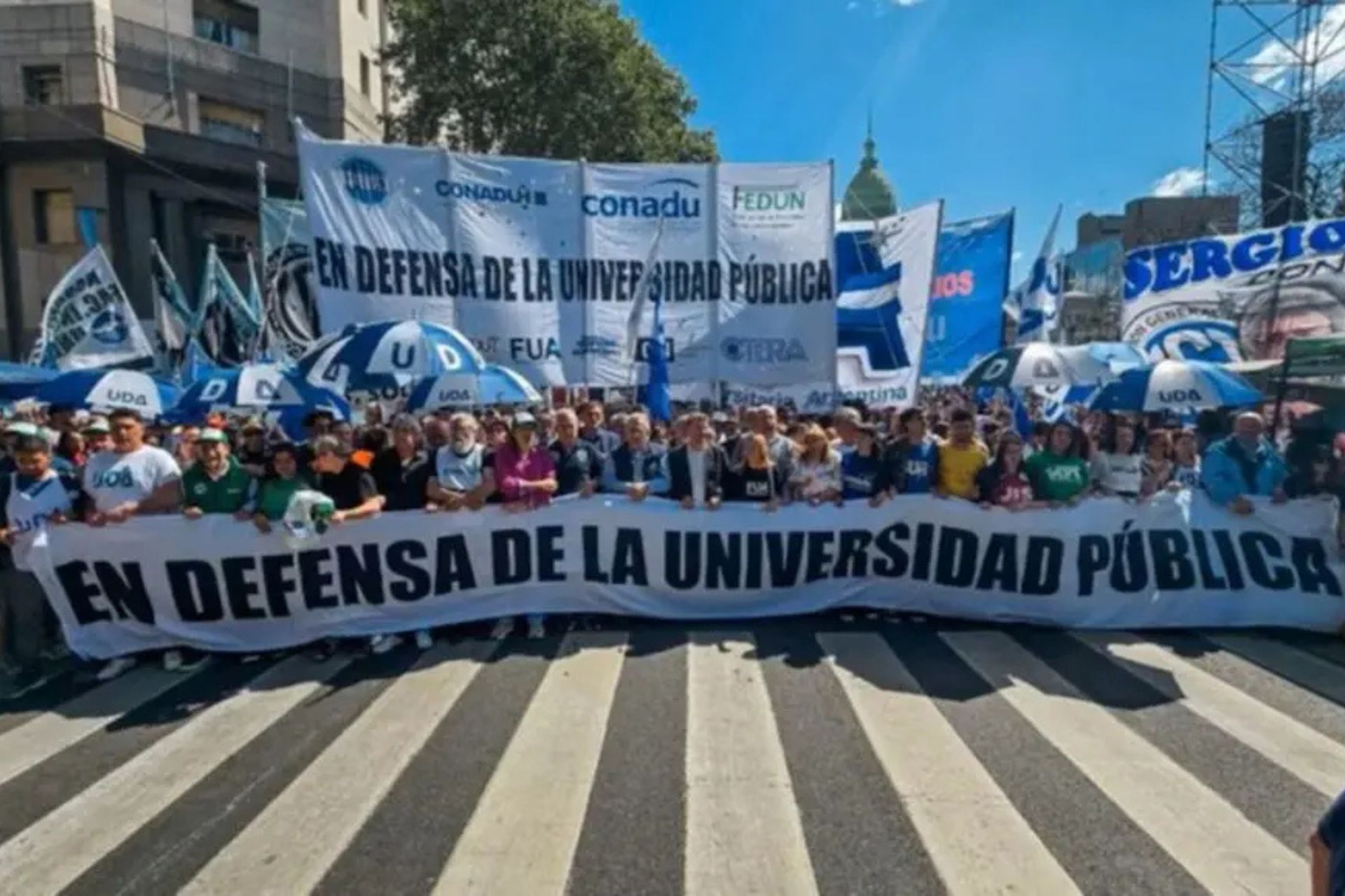 Universidades públicas de Argentina inician paro contra incumplimiento de financiamiento por Milei