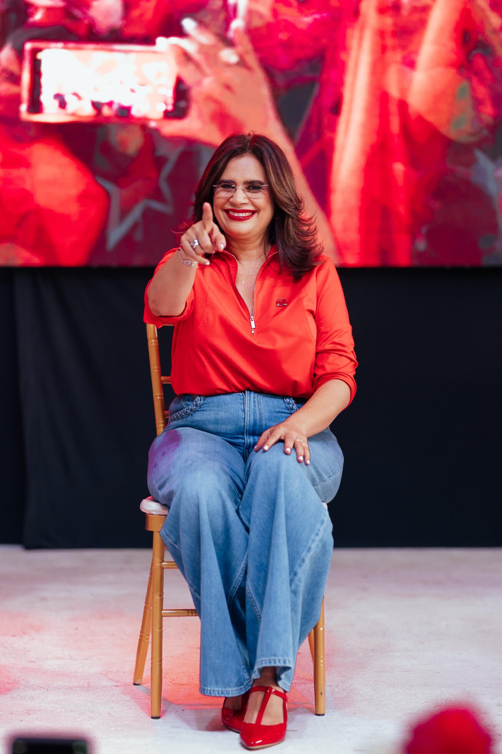 DANLÍ SE VISTE DE ROJO Y NEGRO EN LA MOVILIZACIÓN DE LA VICTORIA DE RIXI MONCADA