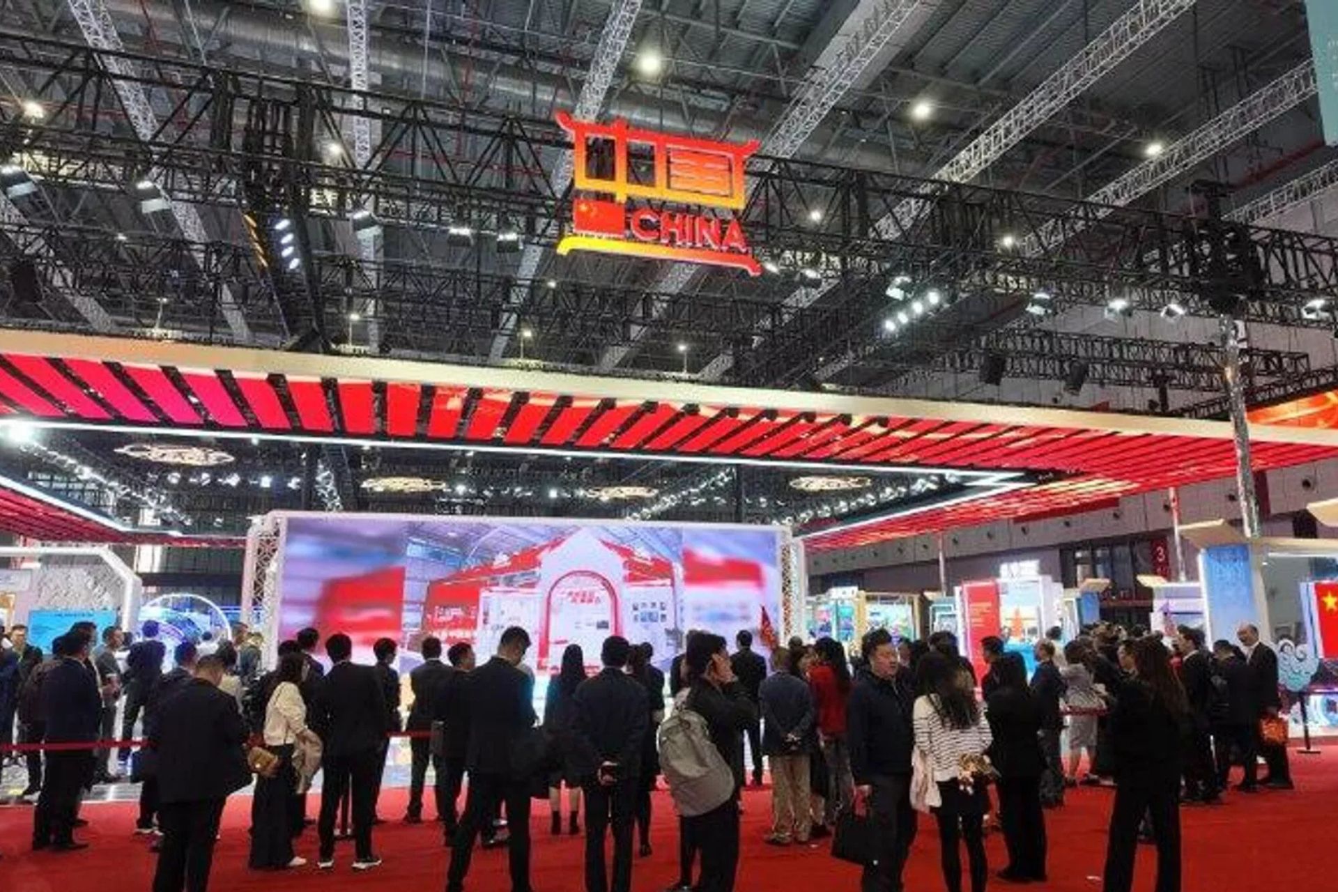 China marca récord de superávit comercial al alcanzar el billón de dólares