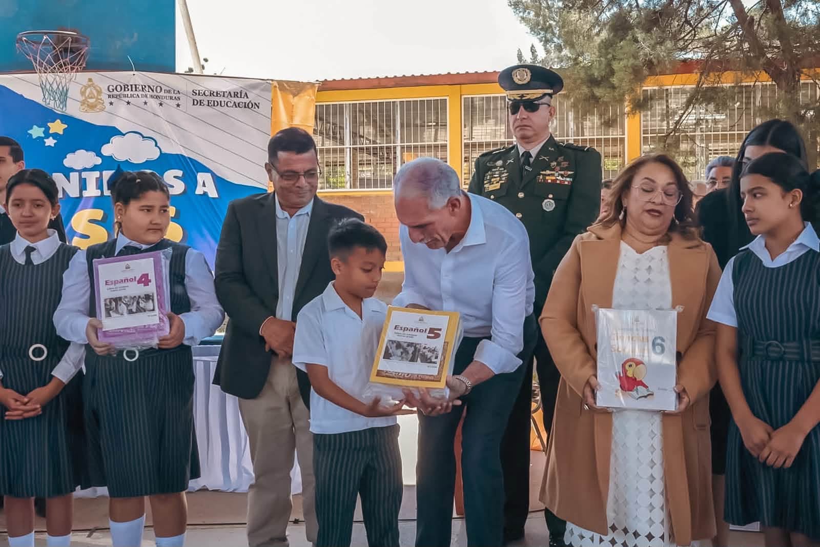 Gobierno distribuye 10 millones de libros y llevará internet a centros escolares